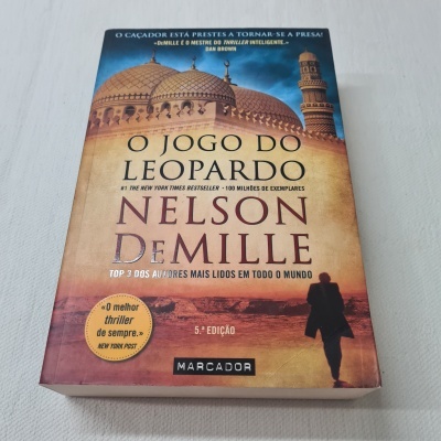Capa do livro 'O Jogo do Leopardo' de Nelson DeMille com imagem de edifício islâmico