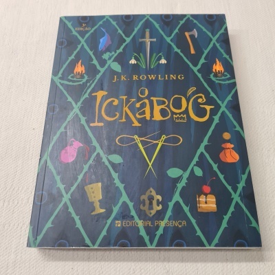 Capa de livro 'ICKABOG' de J.K. Rowling com ilustrações coloridas em fundo azul escuro