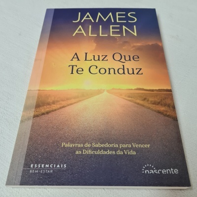 Capa do livro A Luz Que Te Conduz de James Allen com paisagem de estrada ao pôr do sol