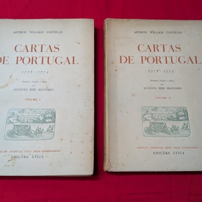 Dois livros antigos Cartas de Portugal sobre tecido vermelho