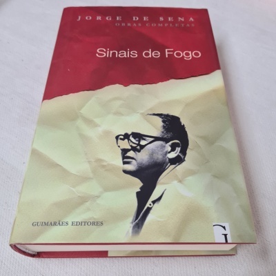 Capa do livro 'Sinais de Fogo' de Jorge de Sena com imagem de um homem de perfil