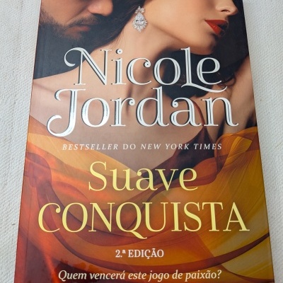 Capa de livro Suave Conquista de Nicole Jordan com casal e texto promocional.