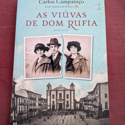 Capa do livro As Viúvas de Dom Rufia de Carlos Campaniço com foto antiga rasgada e fundo azul claro