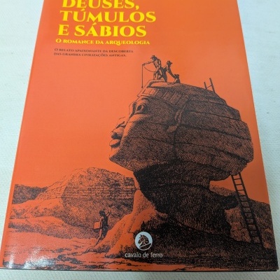 Capa de livro laranja com título e ilustração em preto de uma esfinge e investigadores