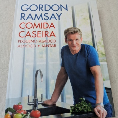 Capa do livro de receitas de Gordon Ramsay com legumes frescos e torneira em cozinha moderna