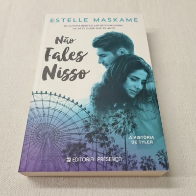 Capa do livro 'Não Fales Nisso' de Estelle Maskame com imagem de casal e roda-gigante.