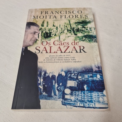 Capa do livro 'Os Cães de Salazar' com imagens históricas e retrato de homem