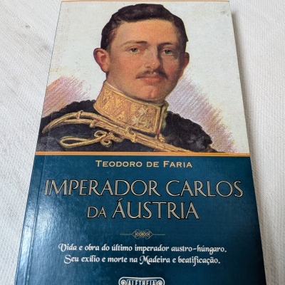 Capa do livro Imperador Carlos da Áustria com retrato ilustrado de homem em uniforme militar