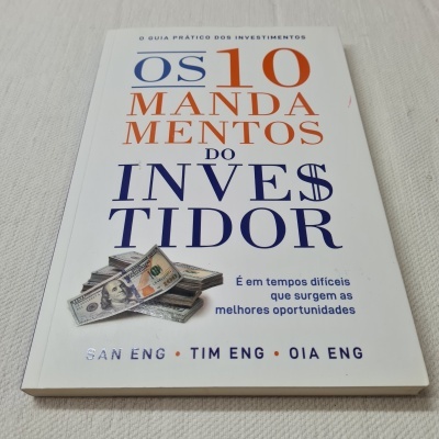 Capa de livro sobre investimentos com texto e imagem de dinheiro.