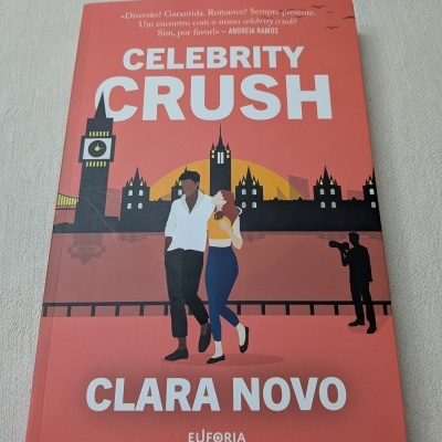 Capa do livro Celebrity Crush de Clara Novo, com ilustração de duas pessoas e cenário urbano