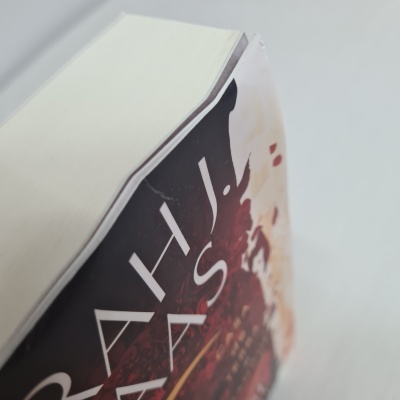 Canto de um livro com capa preta e branca e título parcial visível.