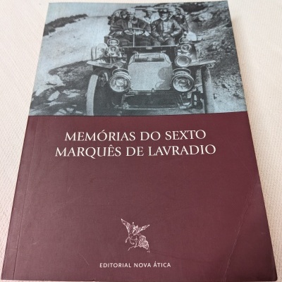 Livro com capa bordeaux e imagem antiga a preto e branco de carro e ocupantes.