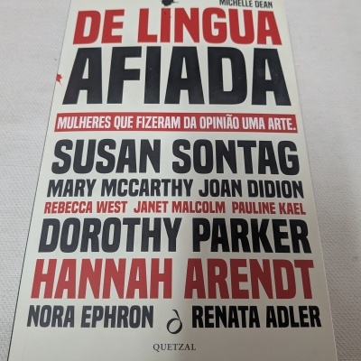 Capa de livro De Língua Afiada com texto em vermelho e preto sobre fundo branco