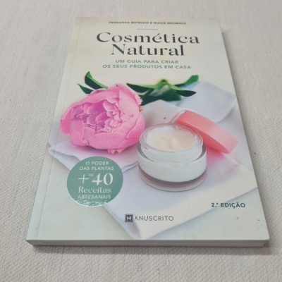 Capa do livro Cosmética Natural com flor rosa e creme branco