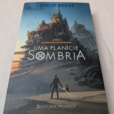 Capa do livro Uma Planície Sombria de Philip Reeve com ilustração mecânica e pessoas segurando lanternas