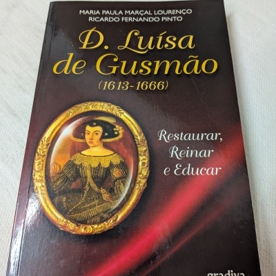Capa de livro D. Luísa de Gusmão com texto dourado e retrato antigo em moldura oval