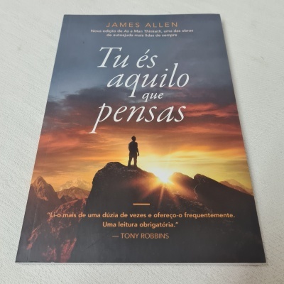 Livro 'Tu és aquilo que pensas' de James Allen com capa mostrando uma pessoa em montanha ao pôr do sol