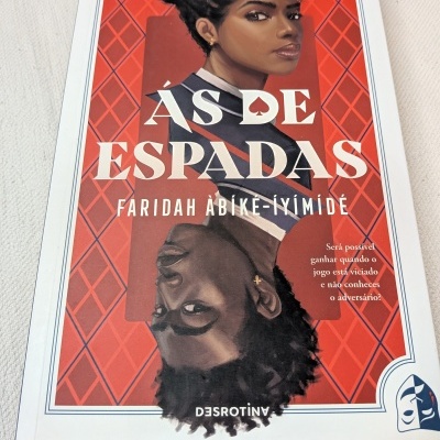 Capa do livro Às de Espadas com retratos femininos e padrão vermelho