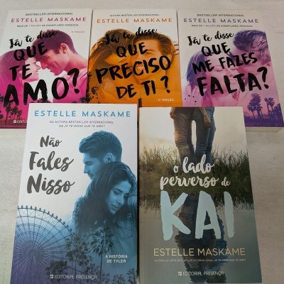 Cinco livros de capa branca, dourada, roxa, azul e cinza com imagens de casais jovens e títulos em português de Estelle Maskame