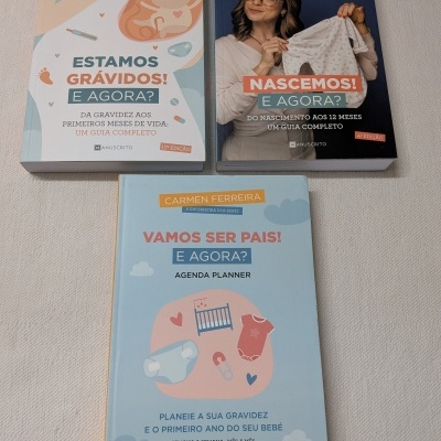 Três livros sobre gravidez e primeiros meses do bebé do autor Carmen Ferreira dispostos numa superfície clara
