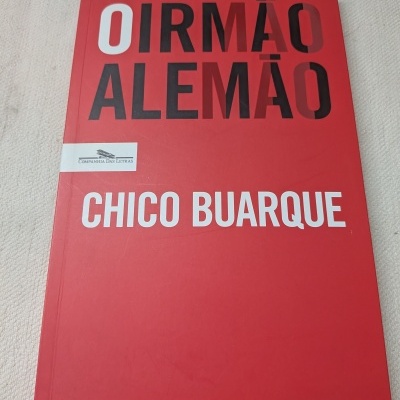Livro vermelho O IRMÃO ALEMÃO de Chico Buarque com selo da editora Companhia das Letras