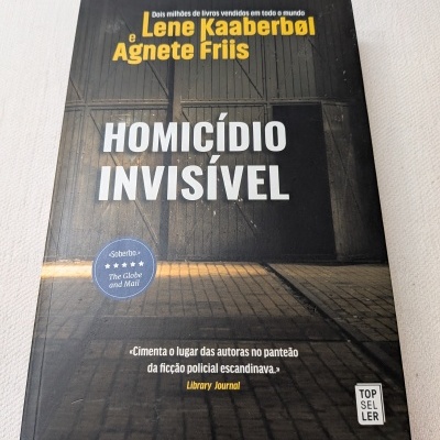 Livro 'Homicídio Invisível' com capa preta e texto em branco e amarelo