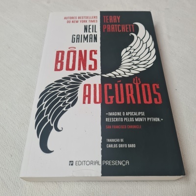Capa do livro Bons Augúrios com asas desenhadas em preto e branco