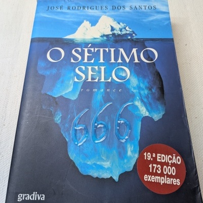 Capa de livro O Sétimo Selo com iceberg azul e selo vermelho de edição.