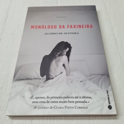 Capa do livro Monólogo da Faxineira com a imagem de uma mulher sentada na cama de costas.