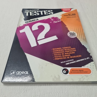 Livro de preparação para testes de Química para o 12º ano com capa colorida