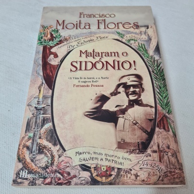 Capa de livro Mataram o SIDÓNIO! por Francisco Moita Flores com foto de soldado a cumprimentar e design vintage