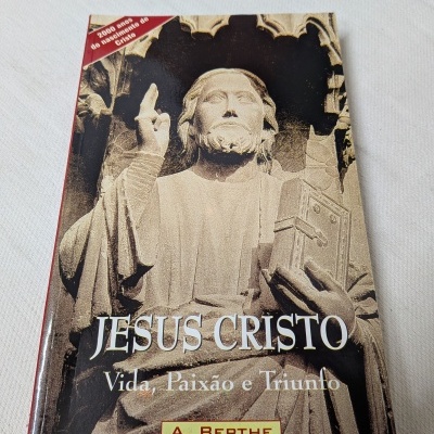 Livro Jesus Cristo com imagem de estátua e texto na capa