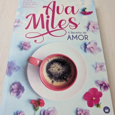 Livro Ava Miles A Receita do AMOR com chávena de café e flores
