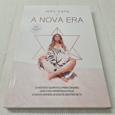 Capa do livro 'A NOVA ERA' com mulher em posição de meditação e padrão geométrico
