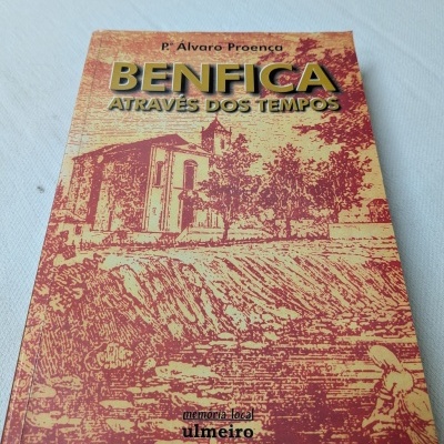 Livro Benfica Através dos Tempos com capa ilustrada em tons castanhos e bege
