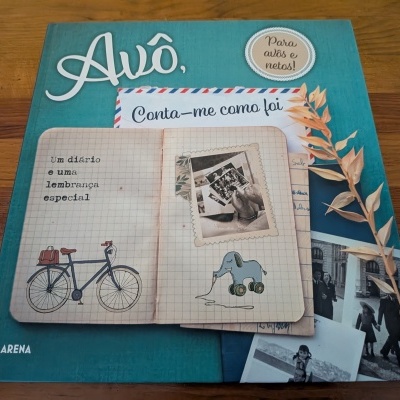 Capa de livro azul com ilustrações e texto em português