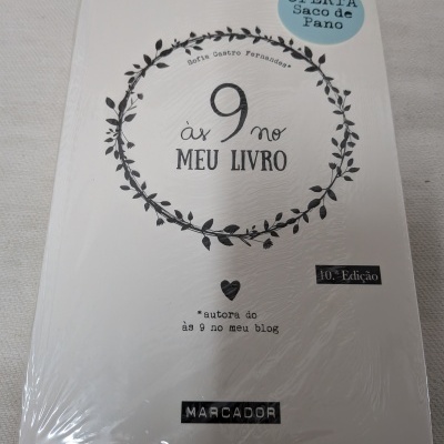 Capa de livro branco com decoração e texto preto