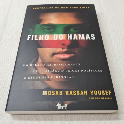 Capa do livro 'Filho do Hamas' com imagem de rosto masculino e texto sobre fundo preto