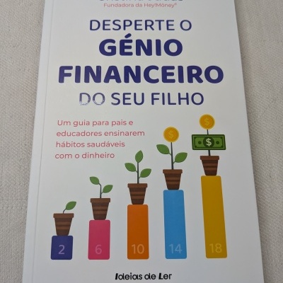 Capa de livro branco com título em azul e vermelho e ilustrações de vasos com plantas e números coloridos