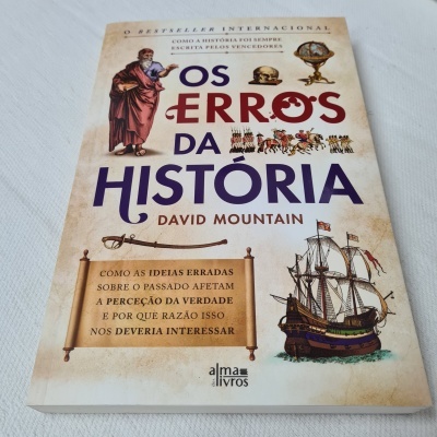 Capa do livro 'Os Erros da História' de David Mountain com ilustrações históricas e texto em português