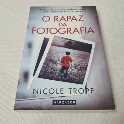 Capa do livro 'O RAPAZ DA FOTOGRAFIA' com fotografia polaroid de criança de costas