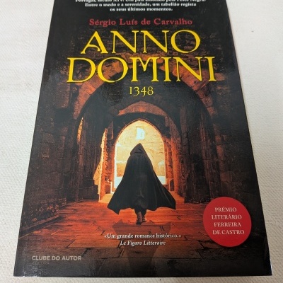 Capa do livro Anno Domini 1348 de Sérgio Luís de Carvalho com imagem medieval e selo vermelho de prémio literário