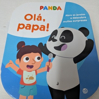 Capa de livro infantil com uma menina e um panda no fundo azul e branco