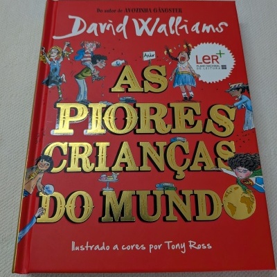 Capa vermelha com título em dourado do livro infantil As Piores Crianças do Mundo de David Walliams com ilustrações de crianças.