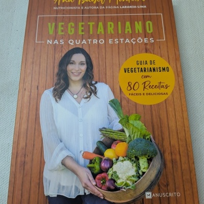 Capa de livro vegetariano com autora segurando legumes coloridos