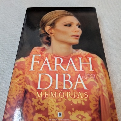 Capa de livro com fotografia de mulher, texto e logotipo da editora