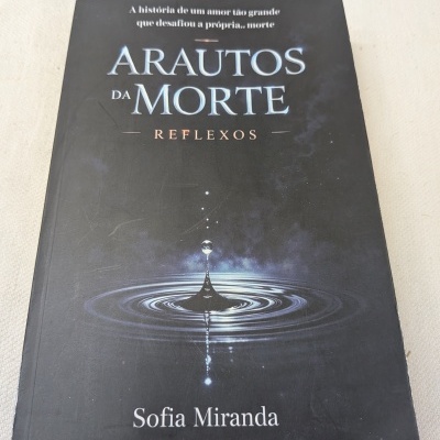 Livro ARAUTOS DA MORTE REFLEXOS de Sofia Miranda com capa preta e imagem de uma gota de água.