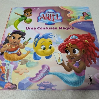 Capa de livro infantil com personagens de sereias e um peixe colorido no fundo do mar