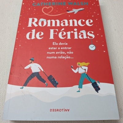 Capa do livro Romance de Férias de Catherine Walsh em fundo vermelho com ilustração de pessoas a correr
