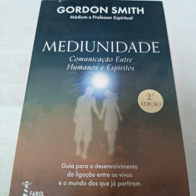 Livro Mediunidade Comunicação Entre Humanos e Espíritos com capa azul escuro e castanho, 2.ª edição.